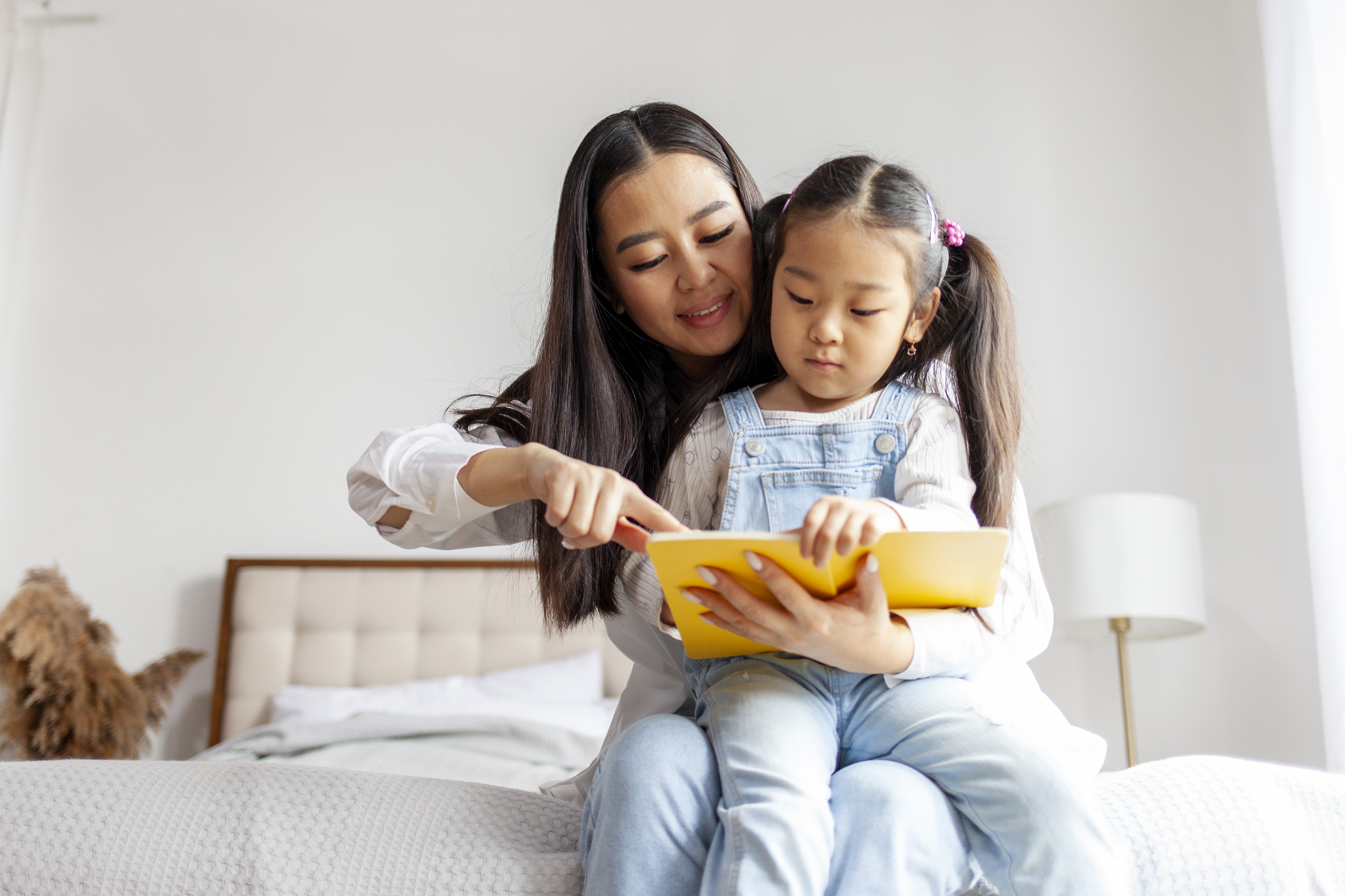 stimulasi anak bicara, anak 2 tahun belum bicara, perkembangan bahasa anak, tips bicara anak, stimulasi bahasa si kecil, Bunda, si Kecil